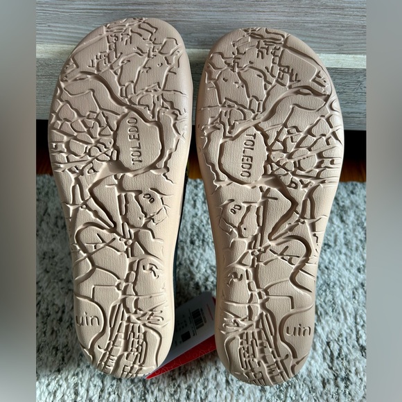 NWT Uin Women’s Slip On’s - Picture 4 of 4